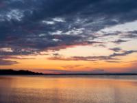 Dunkle Wolken leuchten an der Unterseite rötlich